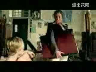 美女憋不住尿裤子视频,美女憋尿失控，裤子湿透现场曝光